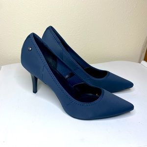 Vera Wang stretch pumps Navy Blue